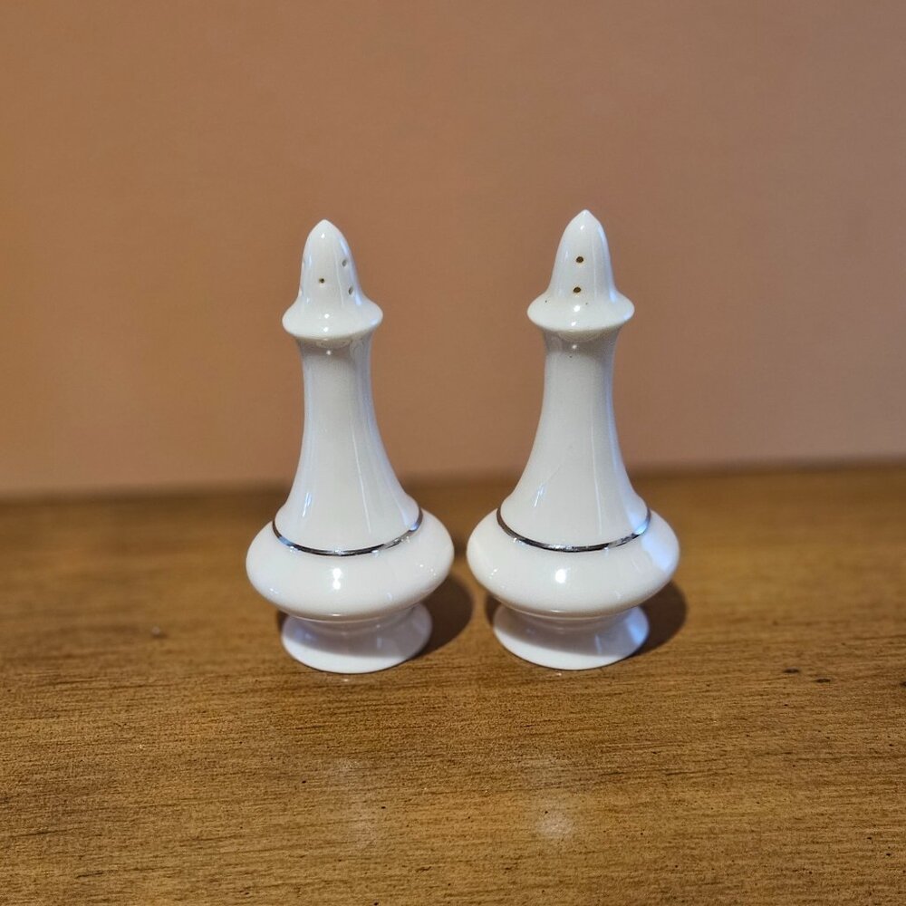 LENOX REGENCY GOLD TRIMMED SALT AND PEPPER SET